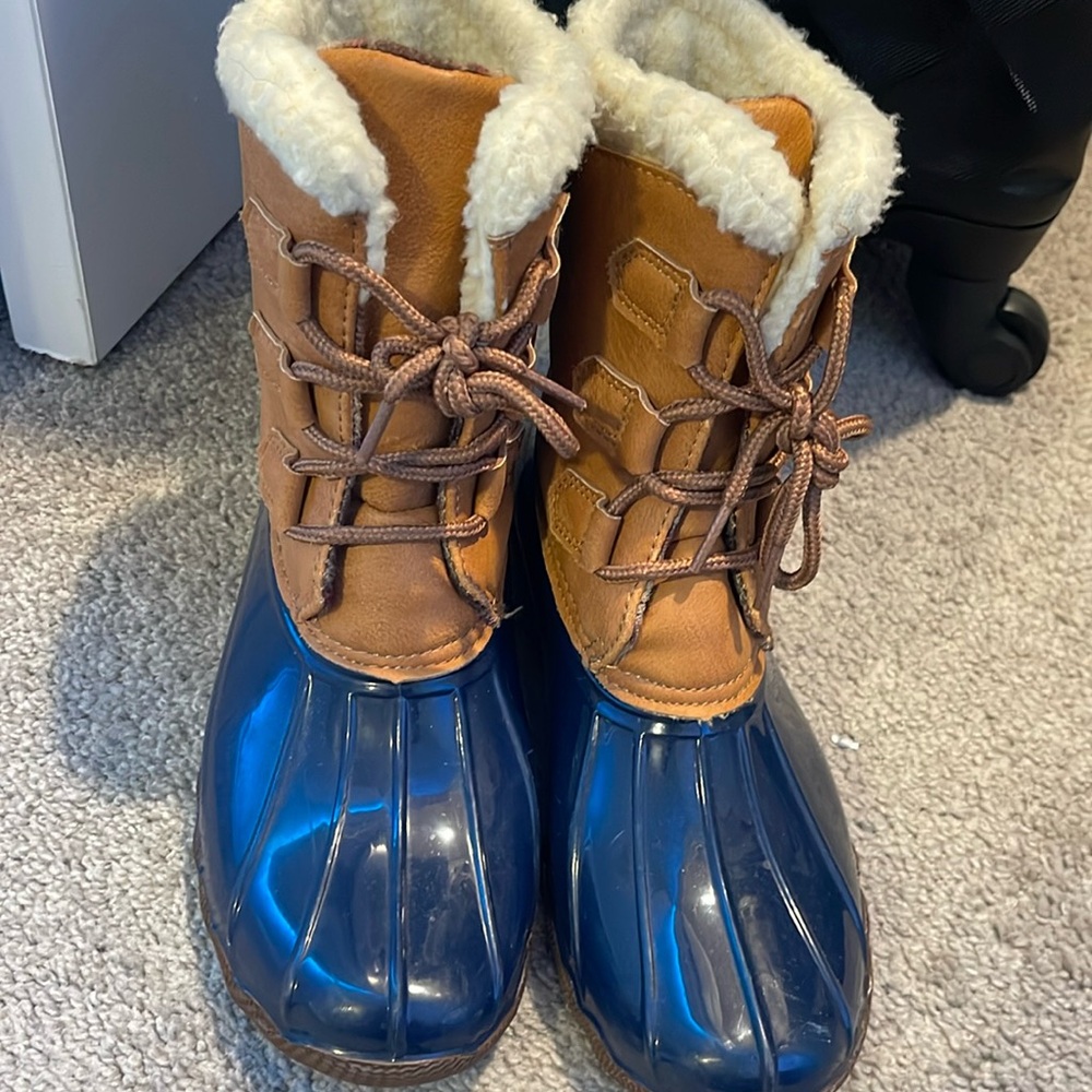 Size 6 brown, blue, and white snow boots.
